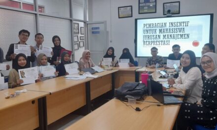 Management Department of FEB UNIB Provides Incentives for Outstanding Students